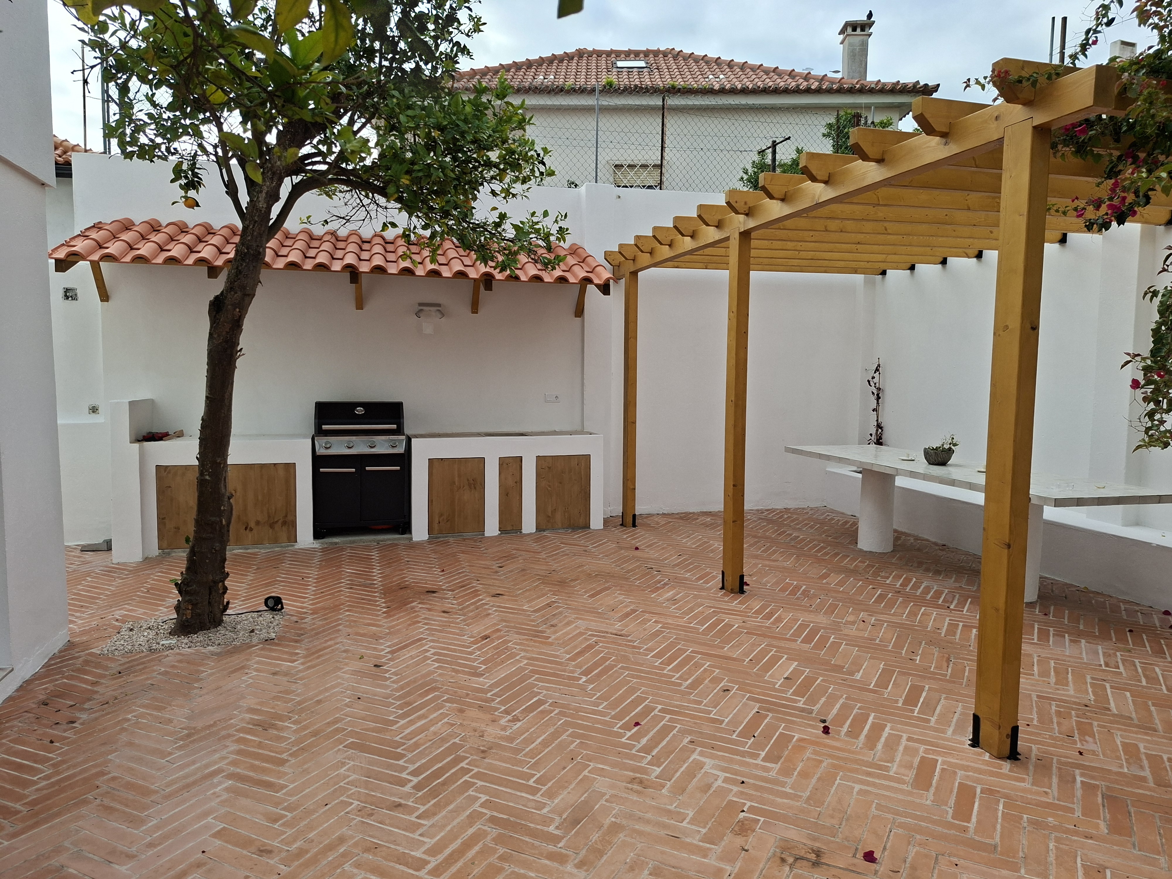 Bespoke carpentry project – shelving and lighting detail