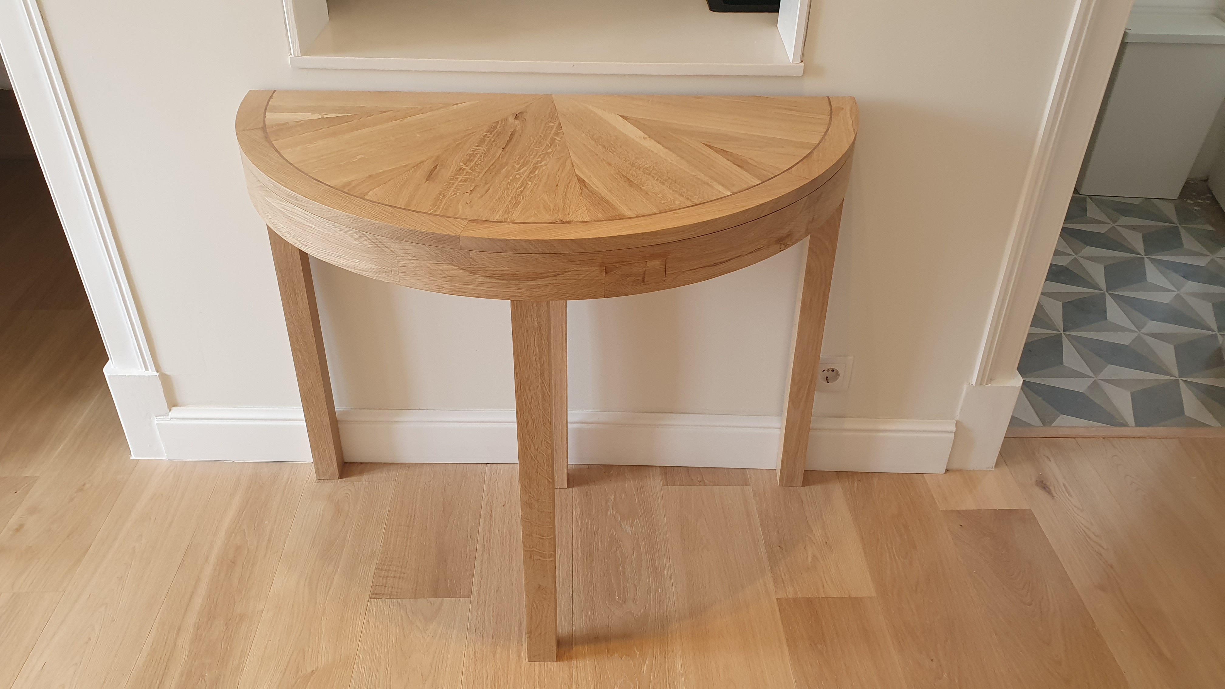 Bespoke carpentry project – Half-moon solid oak console table with radial grain pattern and slim legs, handcrafted bespoke hallway furniture